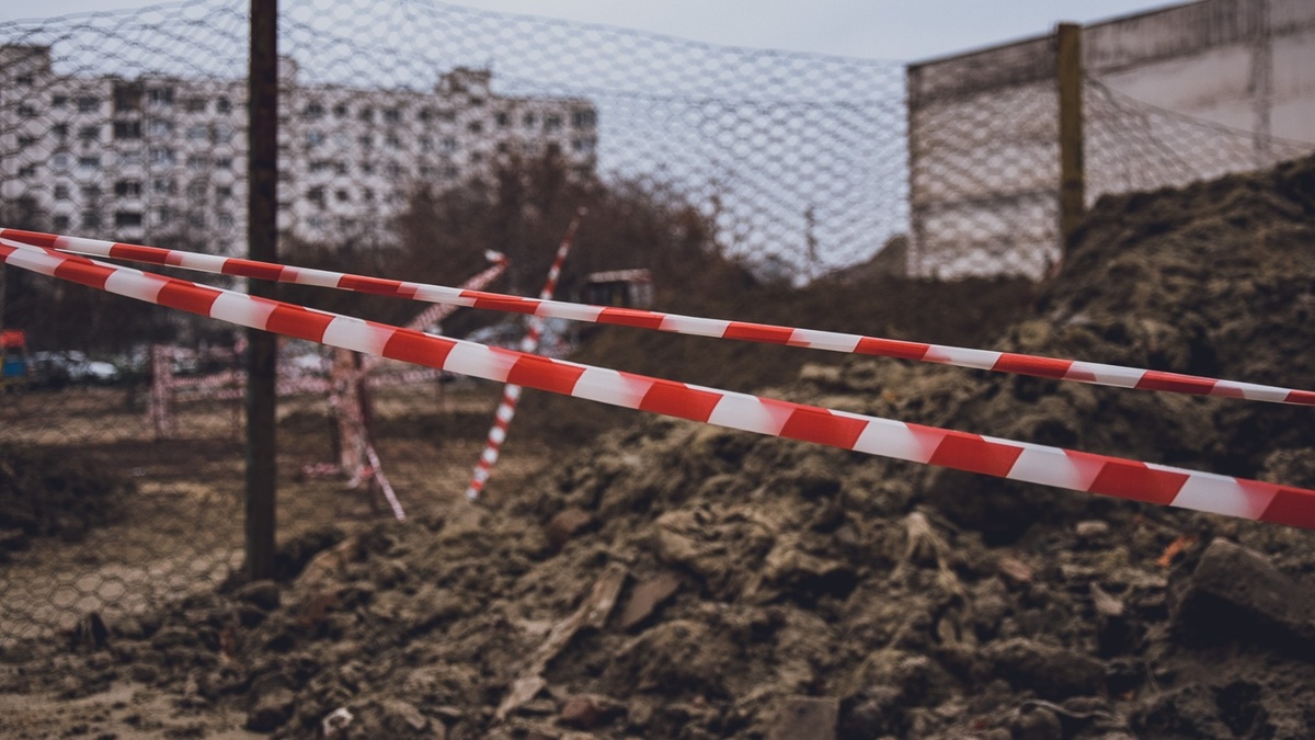     Двор жилого дома в Нижнем Новгороде оцепили 8 июля. Предварительно, мероприятия там проводятся из-за подозрительной сумки. Об этом сообщают горожане в социальных сетях.