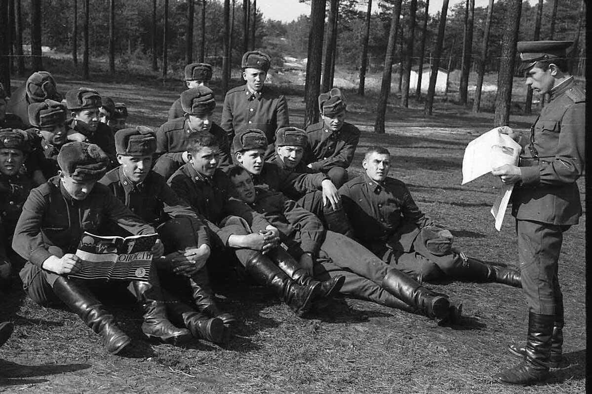 политзанятия на свежем воздухе...