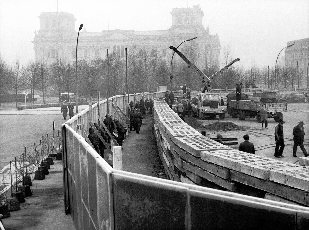 13 августа 1961 возведение берлинской стены. построена берлинская стена год. – второй берлинский кризис. сооружение берлинской стены 1961. стена в берлине 1961.