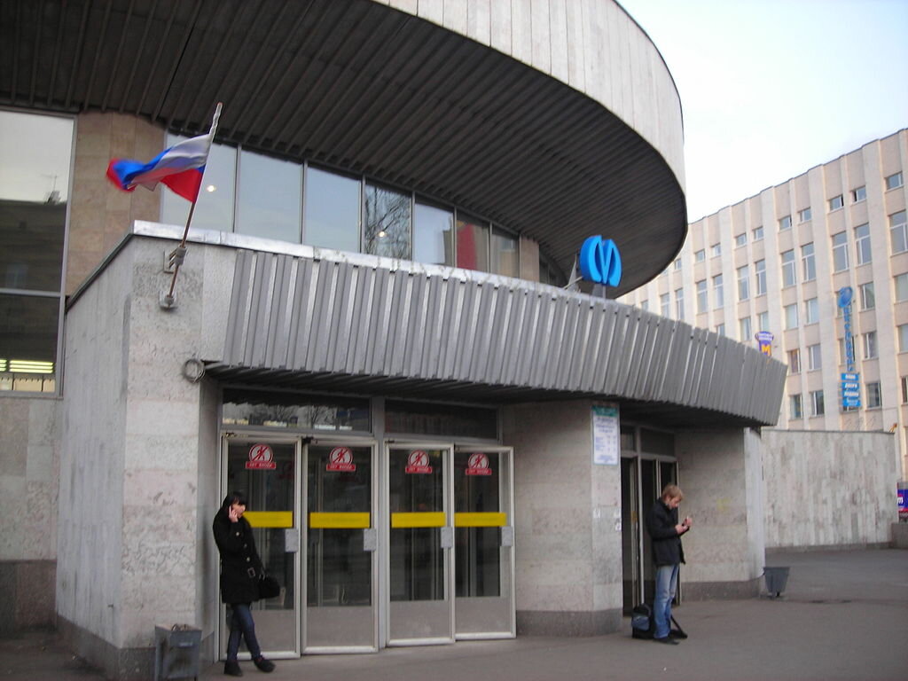 Наземный вестибюль станции метро "Пролетарская" в 2007 году.
