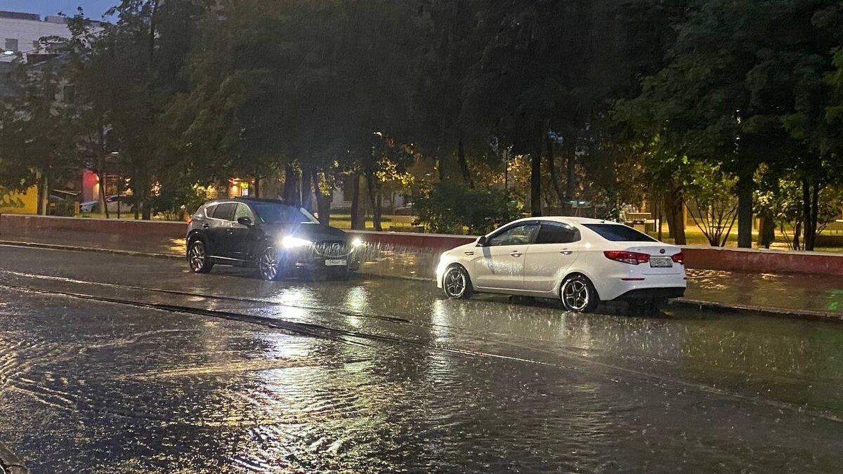     В Нижнем Новгороде уже больше суток идет проливной дождь. Выпала почти половина месячной нормы осадков. NewsNN собрал видео, на которых запечатлены последствия ливня.