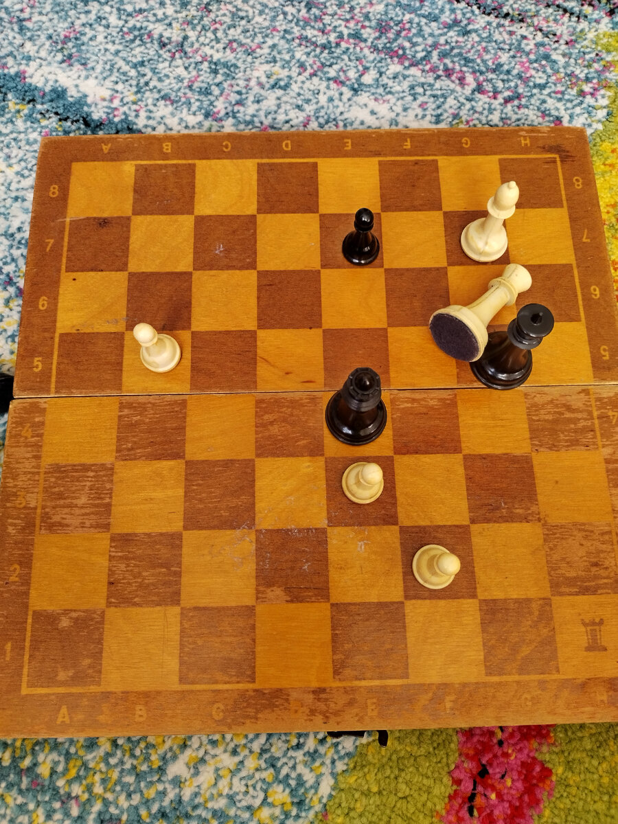 Чёрная королева съела белого короля 