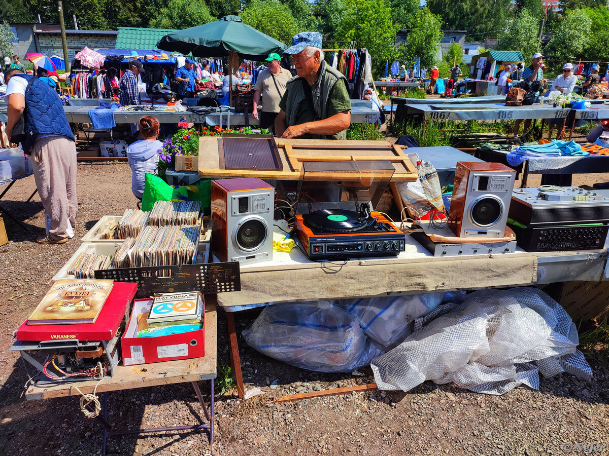 блошинка левша. блошиный рынок. витрина на блошином рынке. сайт рынка левша в новоподрезково. блошиный рынок левша в москве.