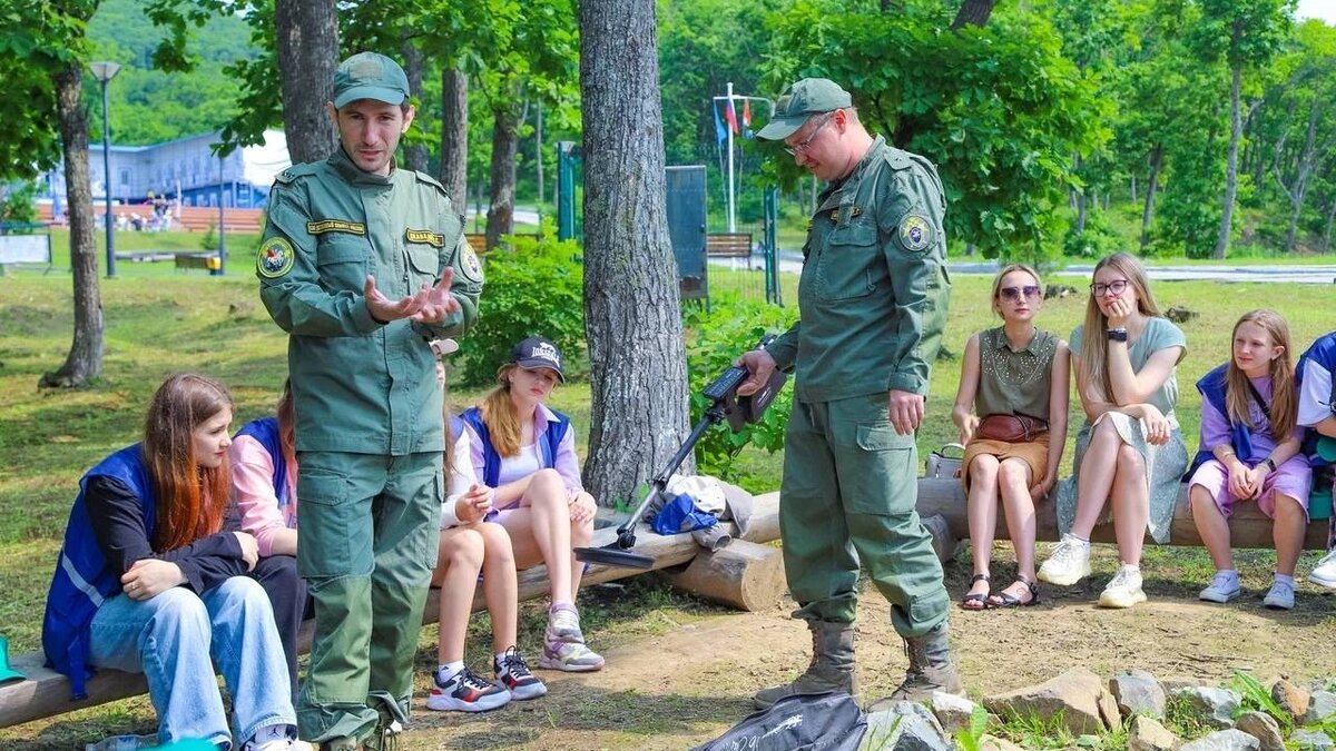     Воспитанники Всероссийского детского центра «Океан» учатся быть следователями в Приморье. Ребят учат азам профессии в качестве победителей всероссийского конкурса Следственного комитета Российской Федерации «Юный следователь».