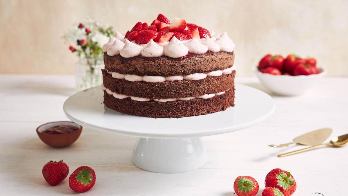    Торт из шоколадного бисквита и сливочного крема с клубникой на подставке:Freepik