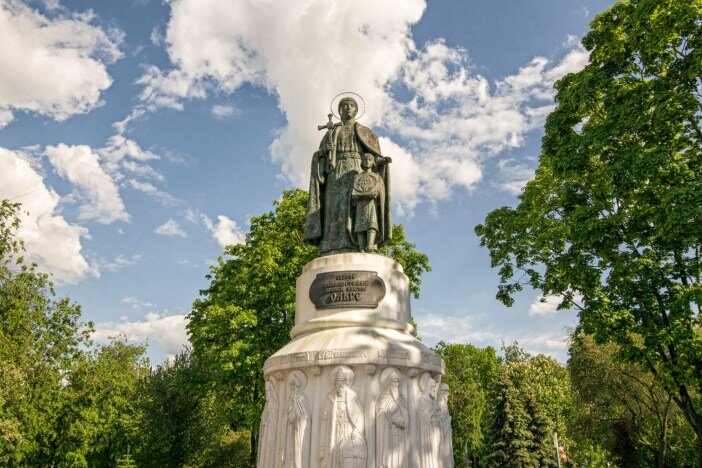 Псков, Михайловское, Тригорское, и Петровское, Печоры и Изборск – эти исторические и очень красивые места называют «золотым треугольником» Псковской области.