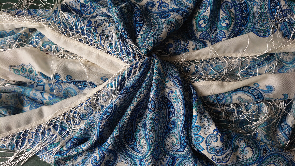 Павловопосадский платок Сказочное путешествие. Фото автора