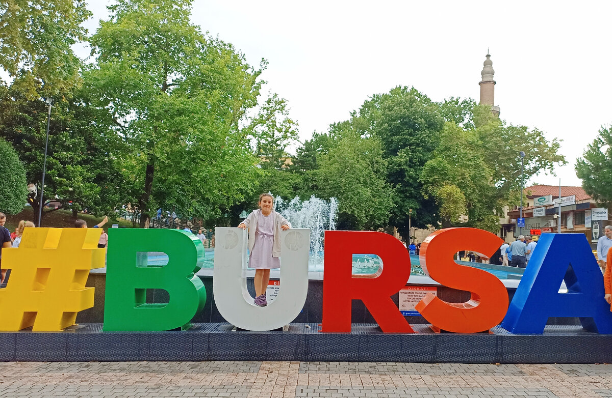 Центральная площадь перед Шёлковым рынком и Мечетью Улу Джами