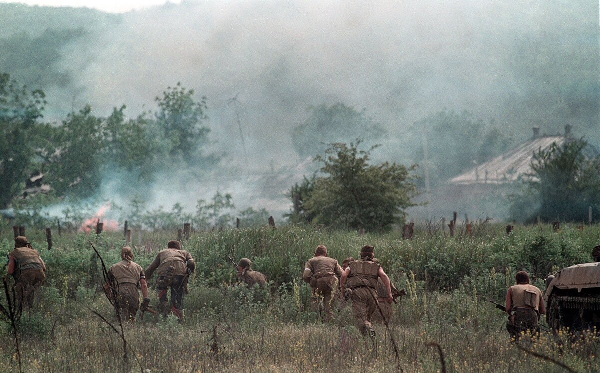 Российские военнослужащие у с.Бамут. Май 1996 года