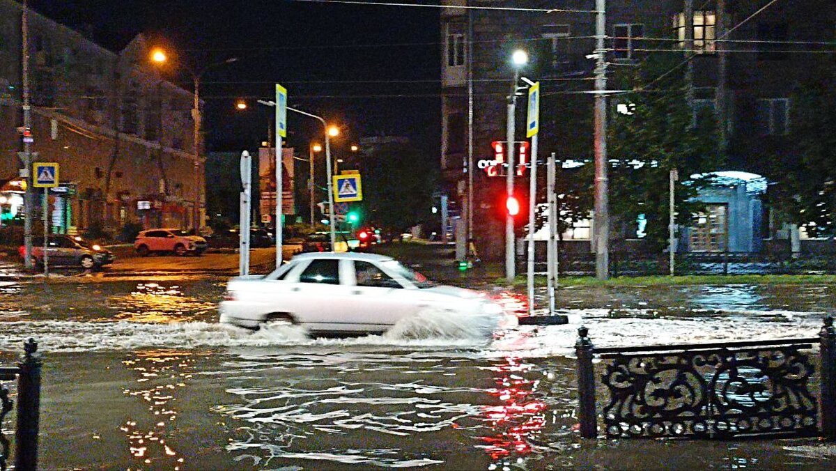 Знаменитая лужа возле "Досок". ФОТО: Царьград 