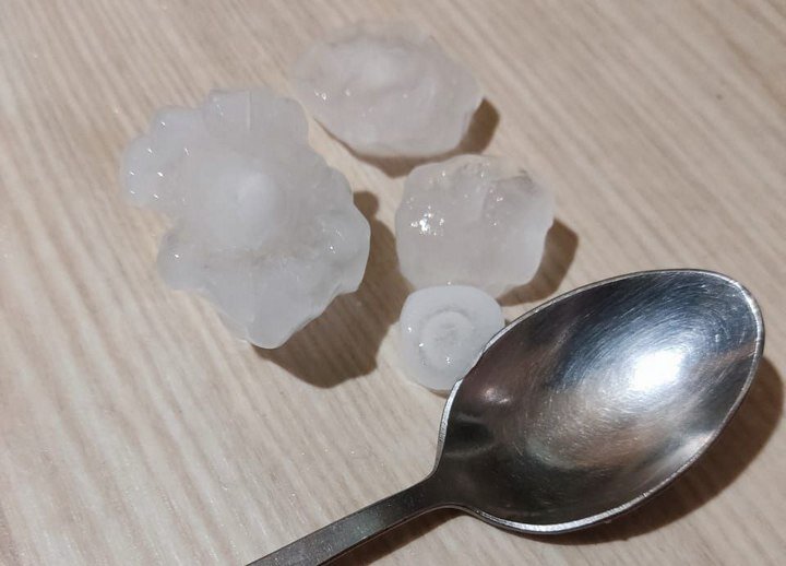 Град размером с куриное яйцо. ФОТО: Дмитрий Шелгачев