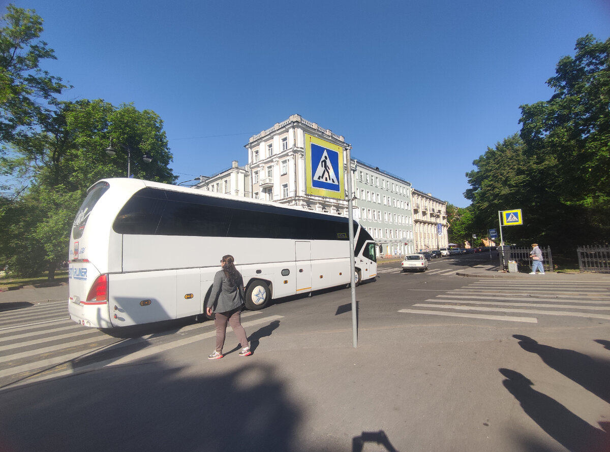 Трансфер был в таком автобусе 