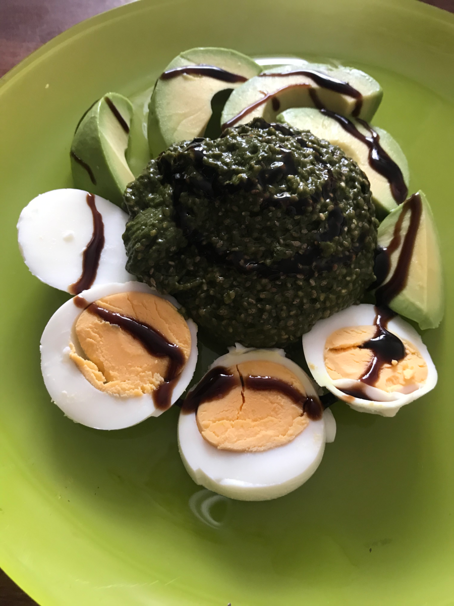 Одно яйцо+1/2 авокадо (вторая половинка не испортится до завтра в пакетике с половинкой лимона)+ семена чиа, замоченные предварительно на ночь в зеленом холодном чае-матча.