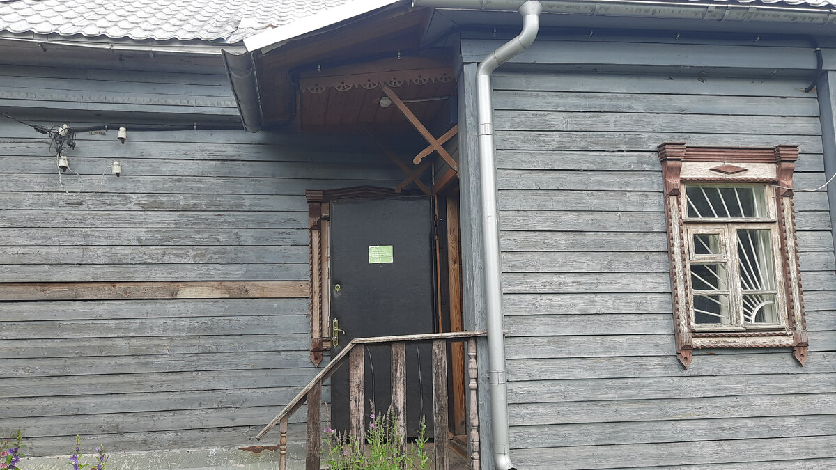 Крылечко музея 