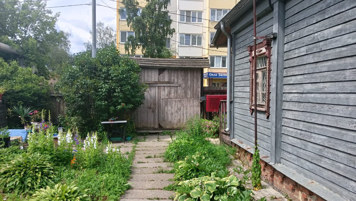 Во дворе музея