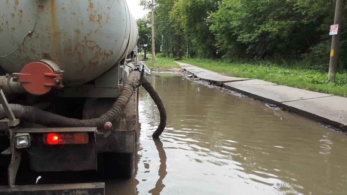     В Нижнем Новгороде продолжаются работы по ликвидации последствий обильных дождей, которые шли далеко не один день. Подробные данные об этом предоставили в городской администрации.