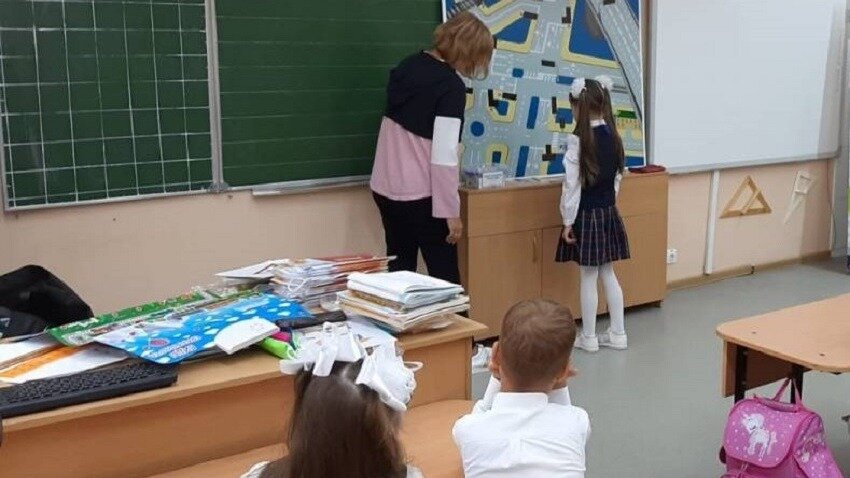     К 1 сентября 2023 года детям из многодетных, малообеспеченных, нуждающихся семей, а также детям-инвалидам передадут рюкзаки с канцелярскими принадлежностями, необходимыми для обучения, в рамках ежегодной акции «Собери ребёнка в школу», инициированной «Единой Россией».