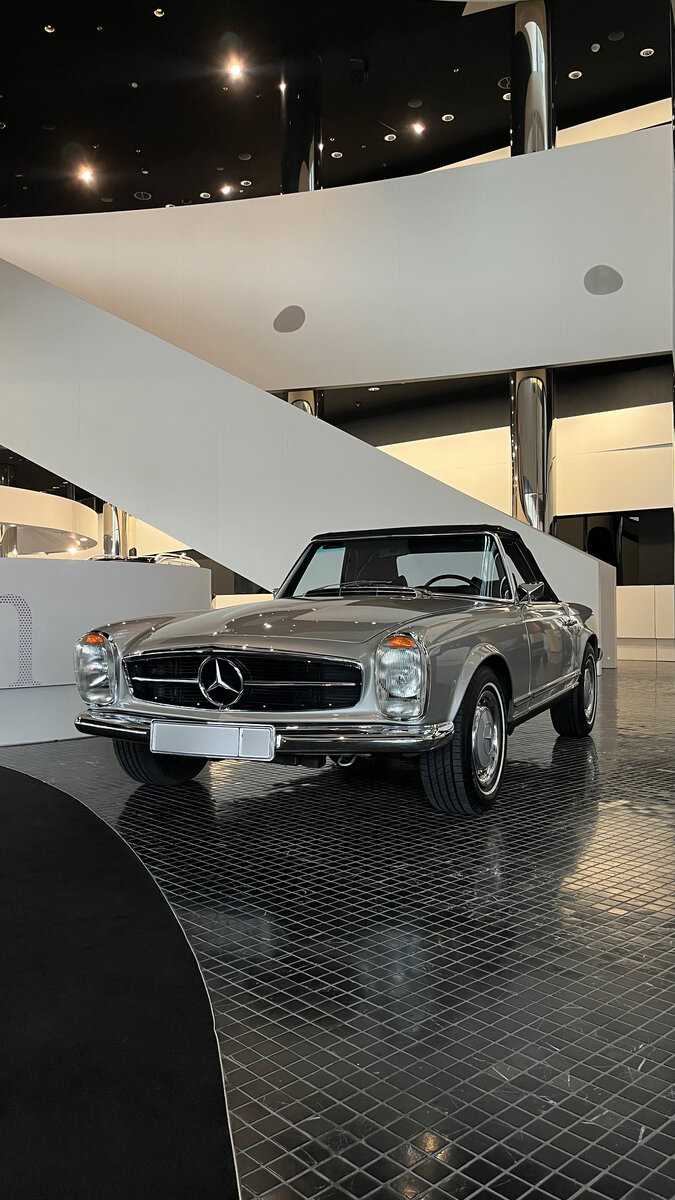 Mercedes-Benz 280 SL в салоне "МБ РУС"