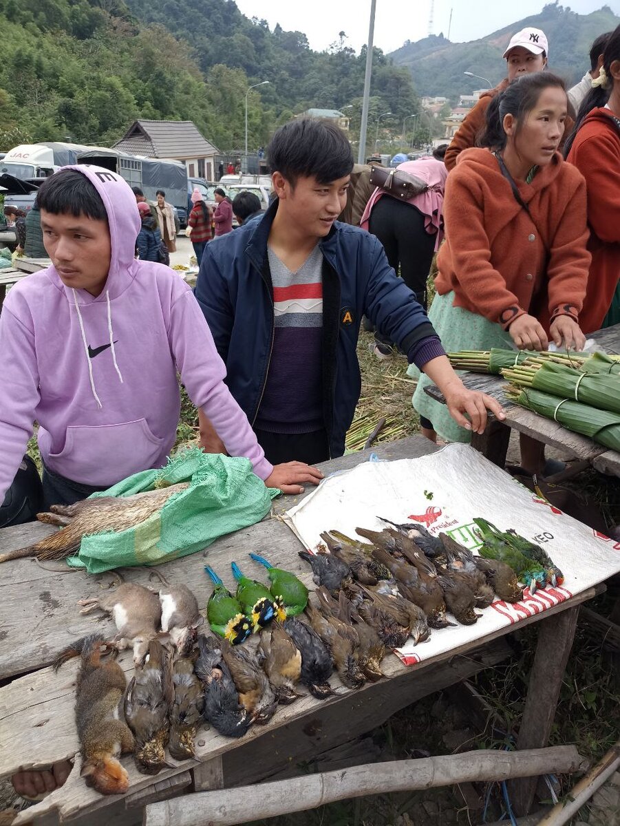 Местные охотники со свежей добычей 