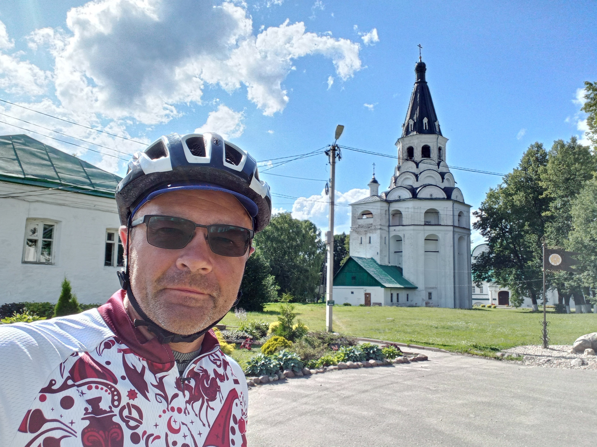 Башня с куполом. Рязань купола. Золотая дремотная азия опочила на куполах. Да теперь решено без возврата. Золотая дремотная азия опочила на куполах.