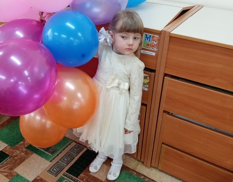 "Хочу много шариков," - сказала мне Василиса и ушла в детский садик. Фото оттуда)))