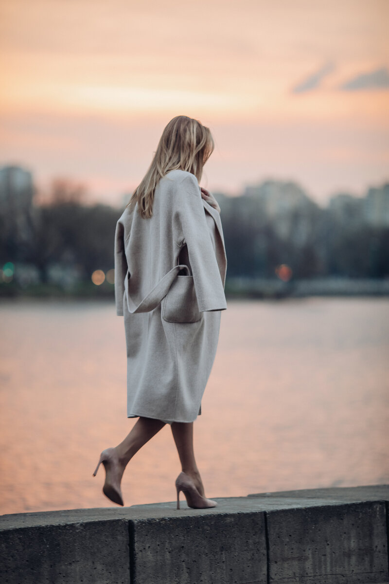 <a href="https://ru.freepik.com/free-photo/tall-woman-in-shoes-and-coat-walking-near-the-river_16875426.htm#query=%D0%B6%D0%B5%D0%BD%D1%89%D0%B8%D0%BD%D0%B0%20%D1%81%D0%BF%D0%B8%D0%BD%D0%BE%D0%B9&position=37&from_view=search&track=ais">Изображение от user15285612</a> на Freepik