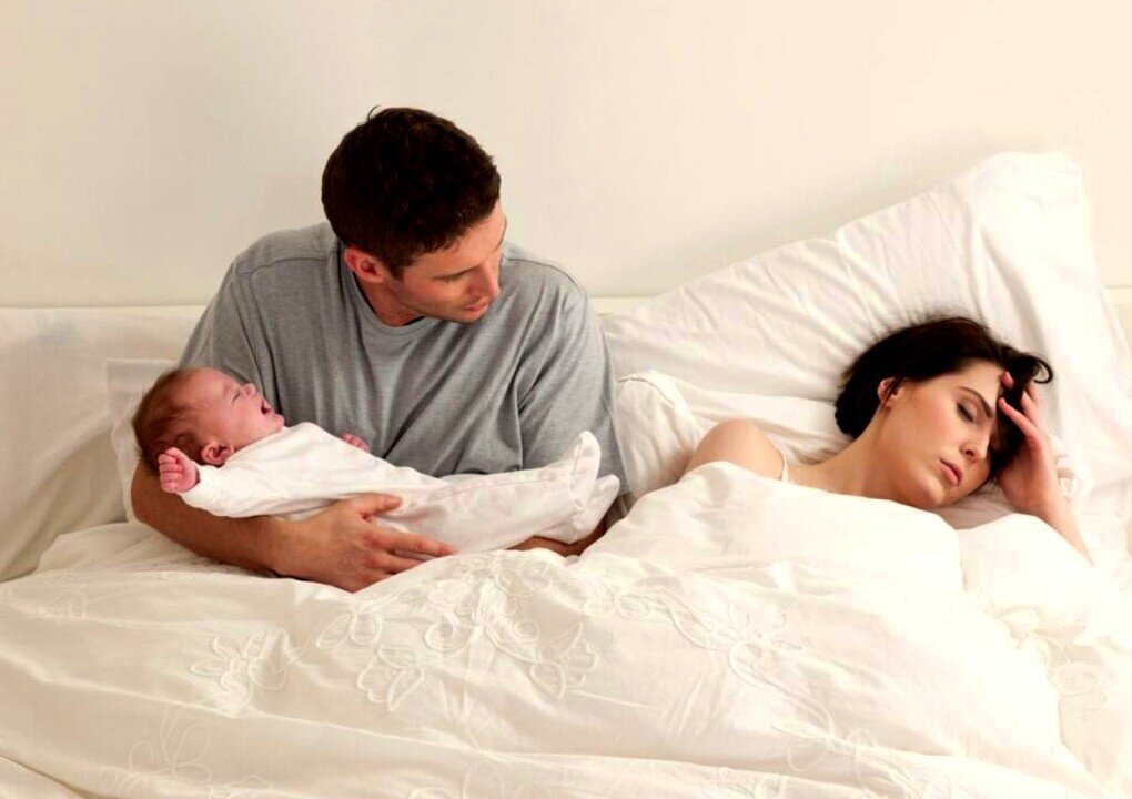 Пока мама спит, папа укачивает малыша