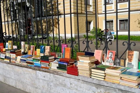 Так продавались книги в любом городе страны