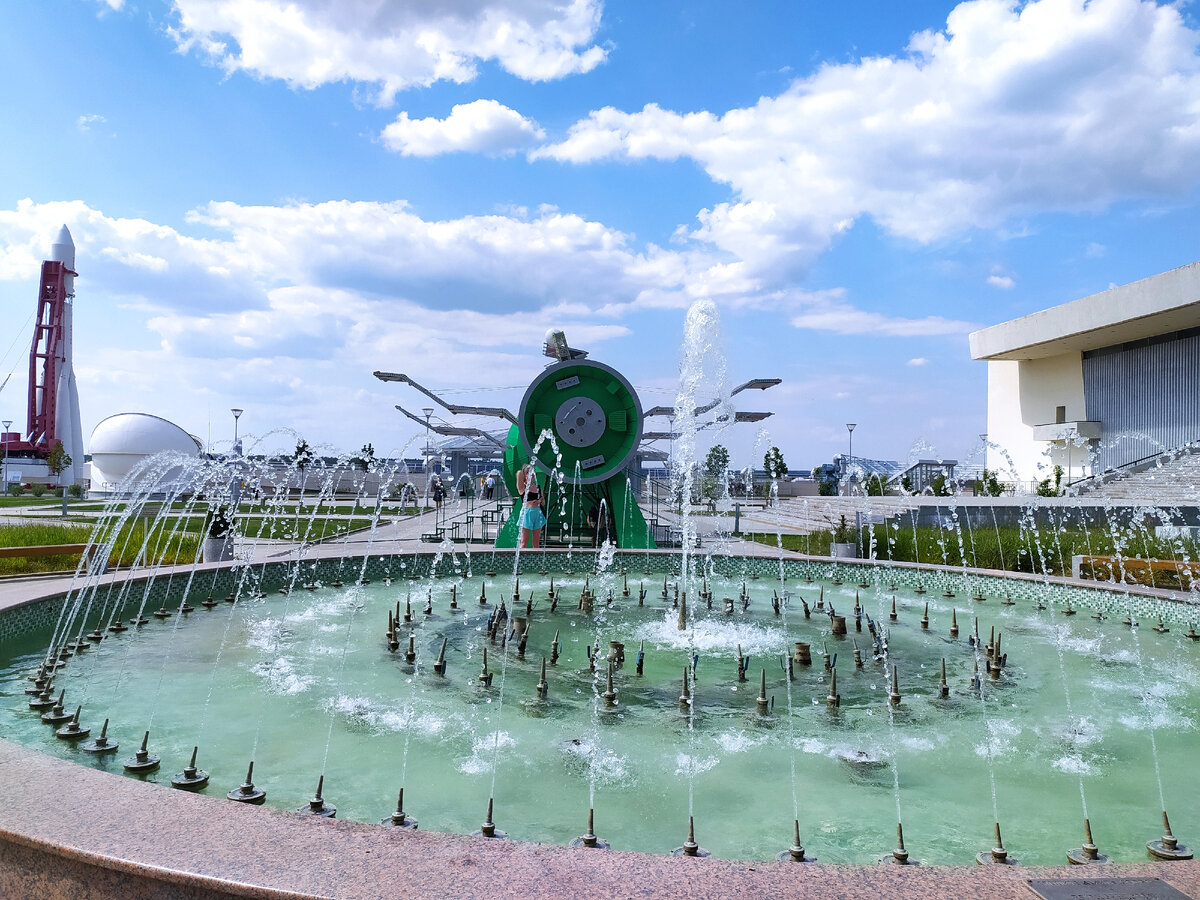 Экспозиция перед входом в музей Истории космонавтики в Калуге \фото автора.