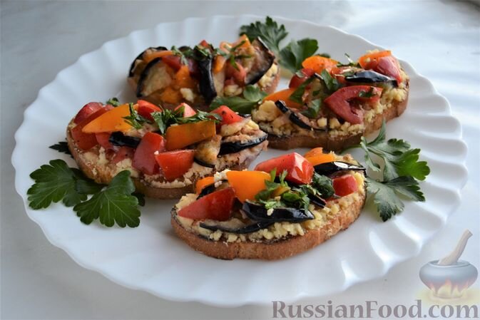 хлеб белый, сыр плавленый, баклажан, мука пшеничная, помидоры, чеснок, зелень петрушки, соль, масло подсолнечное