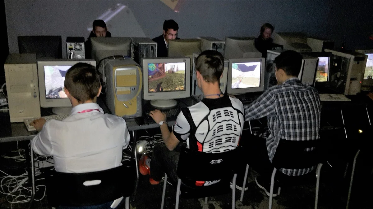 В 2000-х годах компьютерные клубы стали очень популярными местами для молодежи, где они могли насладиться компьютерными играми, общением и соревнованиями с другими игроками. Вот как это было.