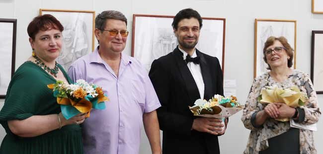 Сергей Мушкалов с певцами Пермского театра оперы и балета: нашей землячкой Ларисой Келль (слева), Алексеем Герасимовым и концертмейстером Эмилией Долгановской