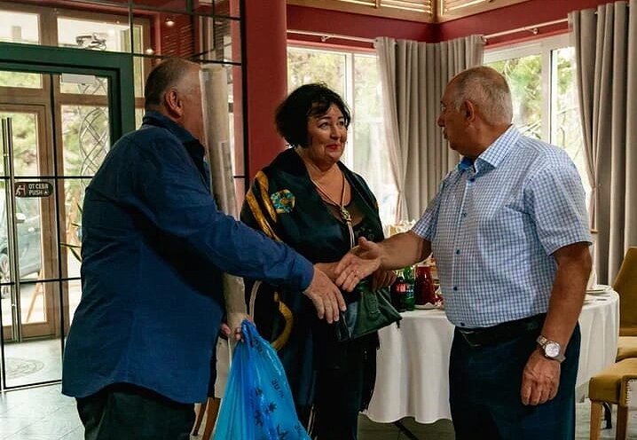 Вячеслав Бабунц приветствует Марину и Владислава Несыновых на праздновании своего семидесятипятилетия