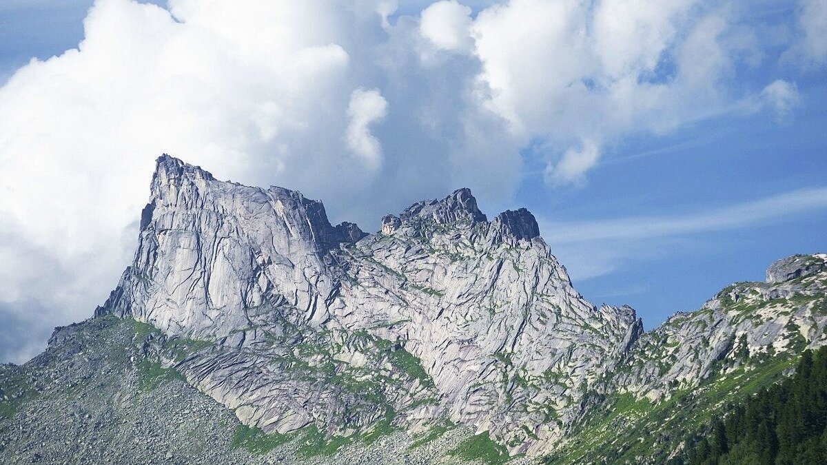     В Ергаках девушка погибла от удара молнии — еще трое туристов пострадали. На место выехали спасатели.