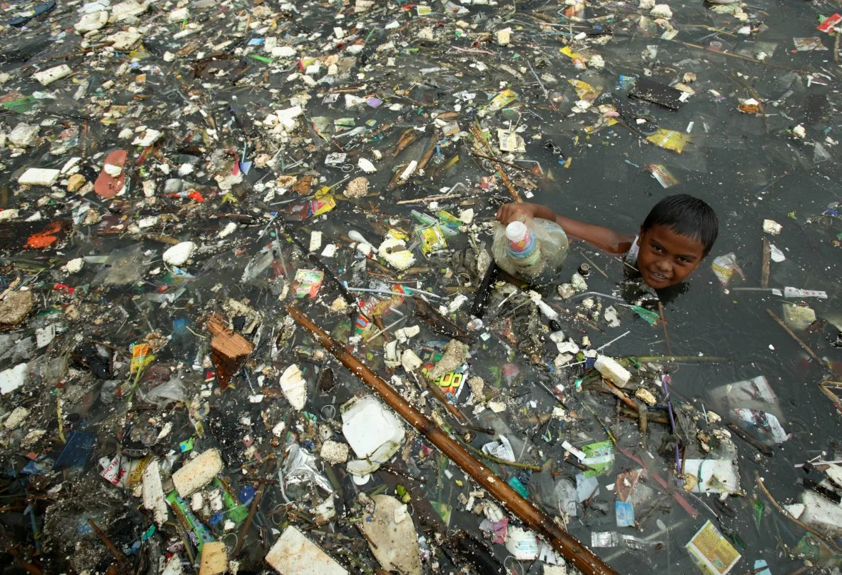 Be so polluted. Загрязнение. Пластиковые бутылки в тихом океане. Мусор в океане. Мусорная куча в океане.