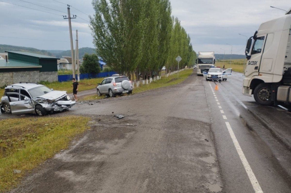    В Башкирии в ДТП с грузовиком, фурой и 2 внедорожниками погиб мужчина