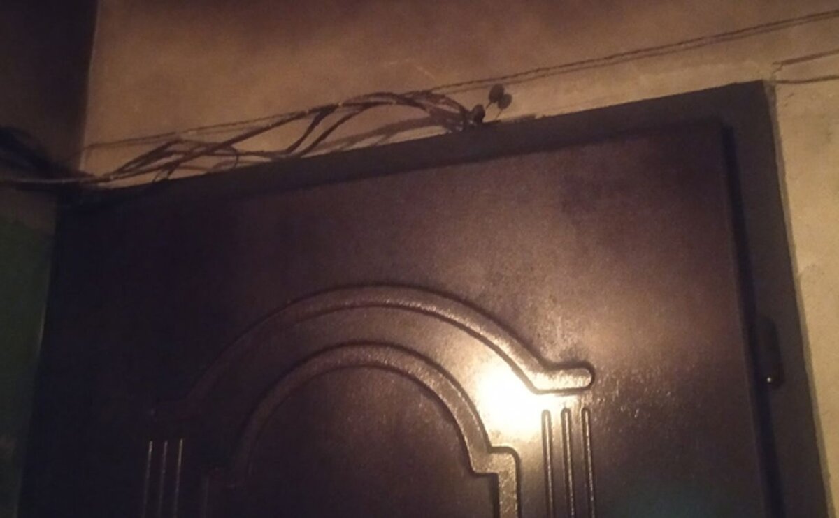 Подожгли дверь. Горящая дверь квартиры. Поджог двери квартиры. Поджог двери квартиры в санкт петербурге. Поджог двери квартиры в санкт петербурге.