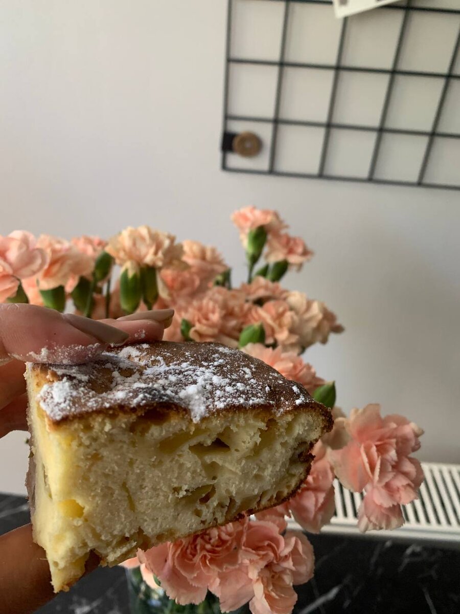 Шарлотка получилось идеальной, внутри мягкая, сверху хрустящая.