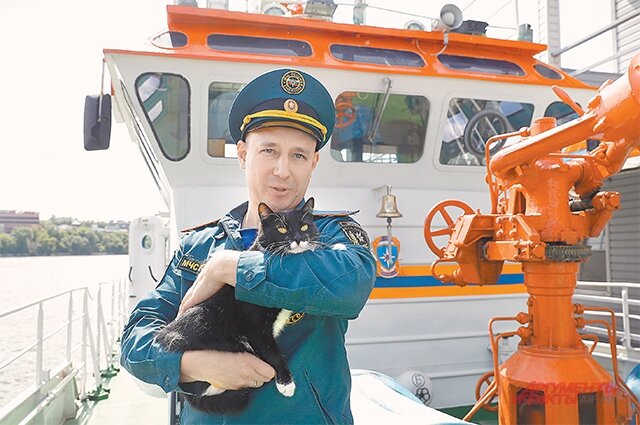    Механик пожарного корабля Андрей Пинижанинов и психолог-водолаз Багира, для своих – Муся (слева) – друзья и коллеги. Фото:  АиФ/ Игорь Харитонов