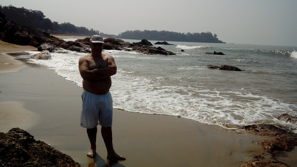 камни у скалы