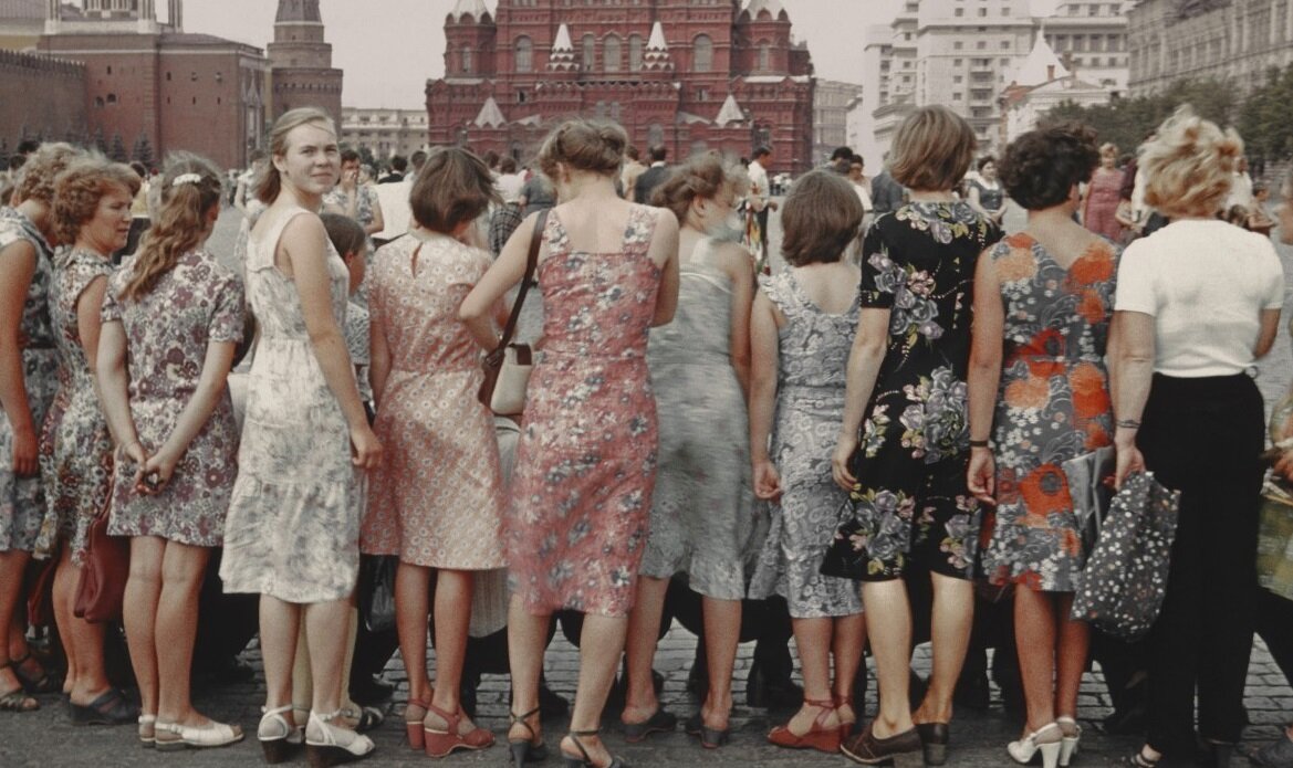Советские женщины в Москве, попробуйте найти двух одинаковых? Почти все в разных платьях, разного цвета, на разных каблуках, прически все отличаются.