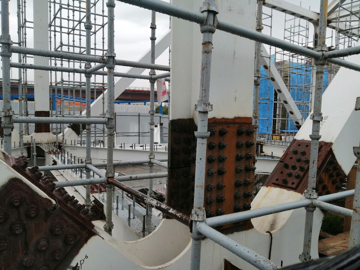 📷 2: Завершается сборка пролетного строения будущей надземной пешеходной галереи.  