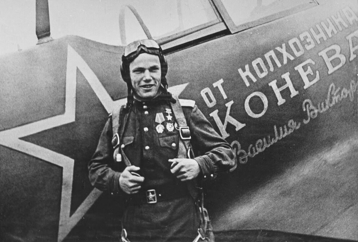      Иван Кожедуб у своего истребителя Ла-5ФН