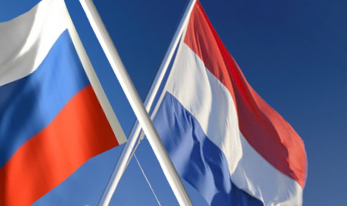 Российский флаг и флаг Нидерландов. Источник https://versiya.info/uploads/posts/2018-10/1538650139_large_main.jpg