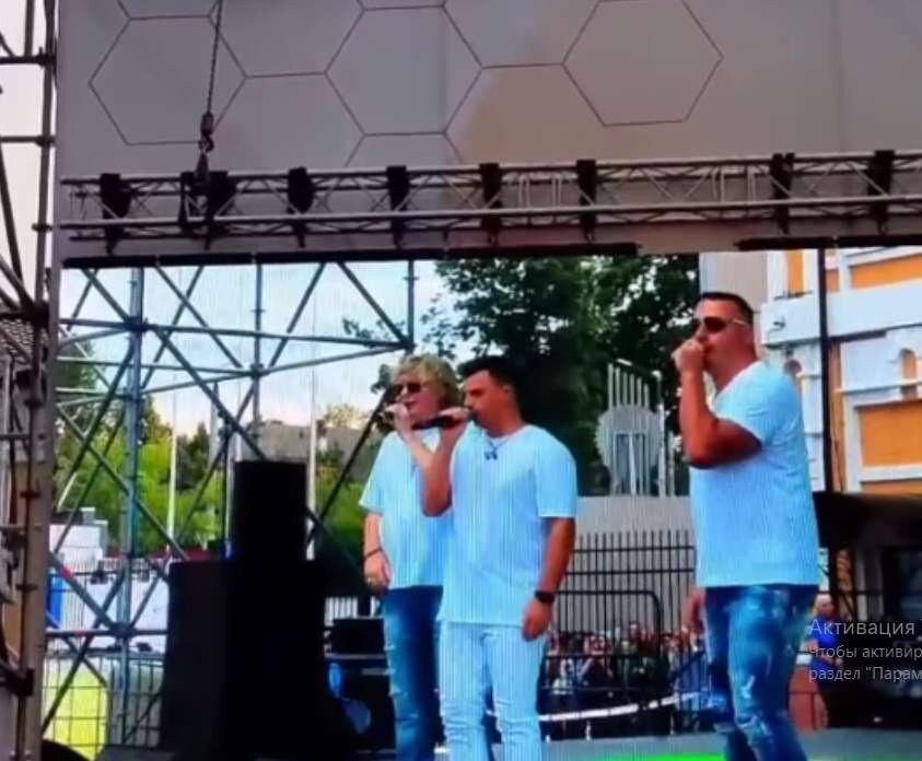    Жара, июль, тополиный пух: в Брянске БМЗ на свое 150-летие устроил концерт «старичков» из Иванушки International, выпустил почтовую марку и установил стелу avchernov