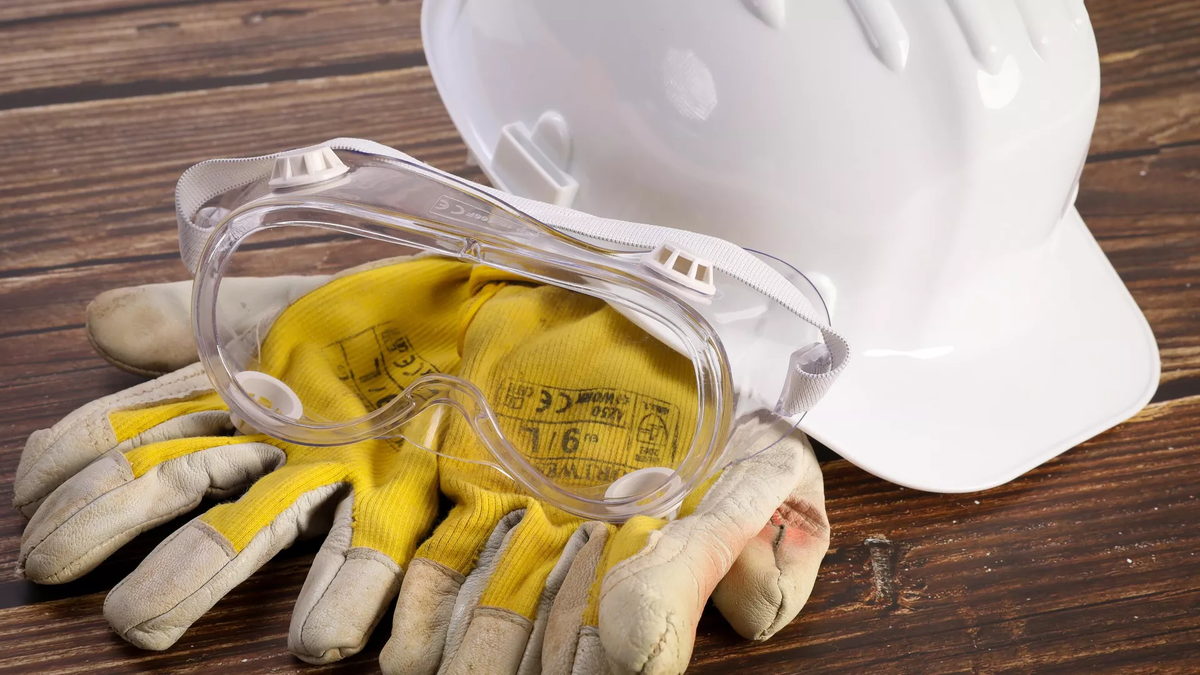 CC BY 2.0 / Jernej Furman / Safety gloves with protective helmet and glasses on wooden background