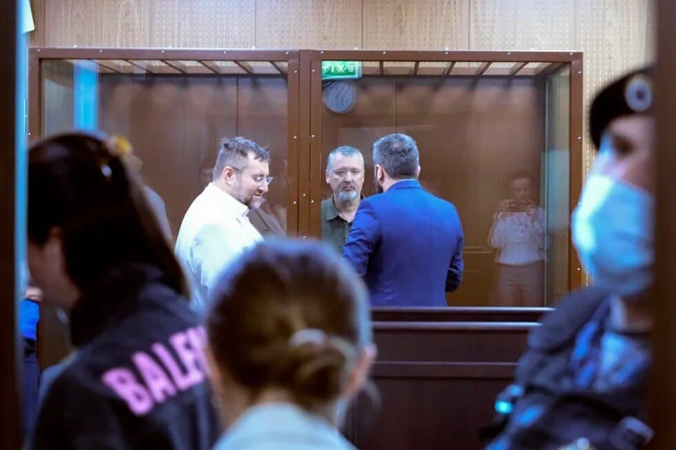 21 июля 2023 года Игоря Стрелкова (Гиркина) вывели под руки из квартиры представители Следственного Комитета и увезли на допрос.-2