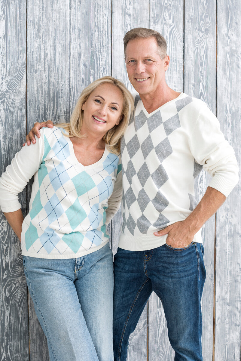 Изображение от <a href="https://ru.freepik.com/free-photo/medium-shot-happy-couple-with-wooden-background_5878855.htm#page=2&query=%D0%BC%D1%83%D0%B6%D1%87%D0%B8%D0%BD%D0%B0%20%D0%B8%20%D0%B6%D0%B5%D0%BD%D1%89%D0%B8%D0%BD%D0%B0%2040%20%D0%BE%D0%BD%20%D0%B5%D1%91%20%D0%BE%D0%B1%D0%BD%D0%B8%D0%BC%D0%B0%D0%B5%D1%82%20%D0%B7%D0%B0%20%D0%BF%D0%BB%D0%B5%D1%87%D0%B8&position=14&from_view=search&track=ais">Freepik</a>