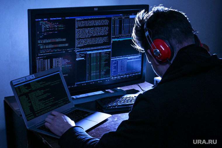    С помощью гаджетов постоянно прослушивают и отслеживают перемещение пользователей, сказал Владимир Прохватилов