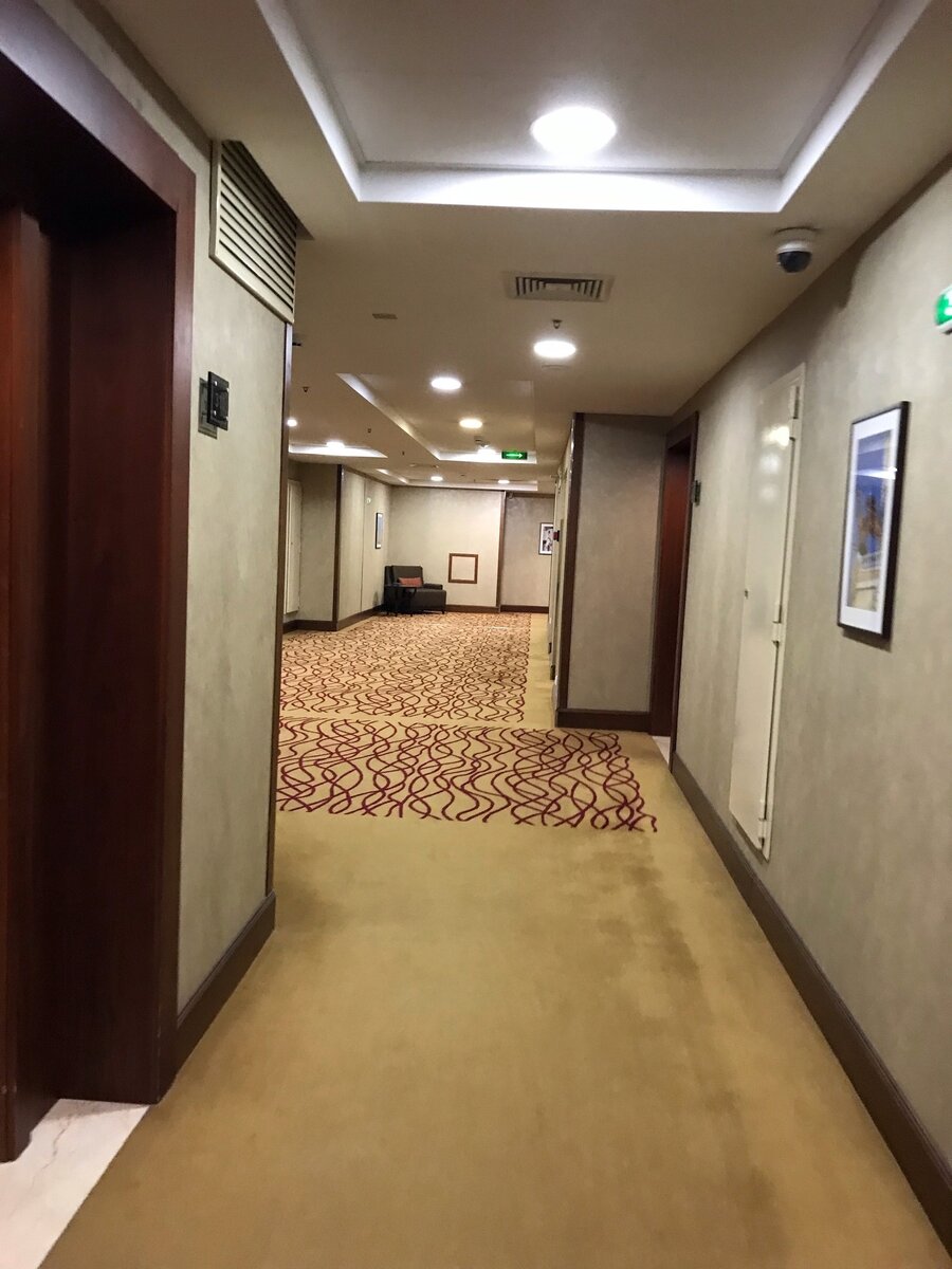 Входя в отель, гости буквально переносятся в мир роскоши и комфорта. Его интерьеры отличаются не только изысканным дизайном, но и тонким вкусом, который пронизывает каждый уголок отеля. Шикарные лаундж-зоны, где можно расслабиться и насладиться прекрасным видом на Арбат, дополняют общую атмосферу уюта и изыска.